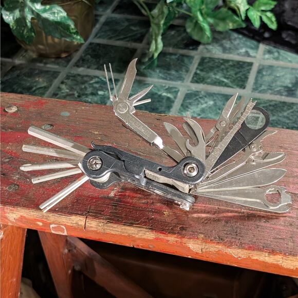 Topeak Vintage McGuyver 33 Multi Function Folding Tool Camp Hike Bike Fish T1336 - Picture 2 of 10